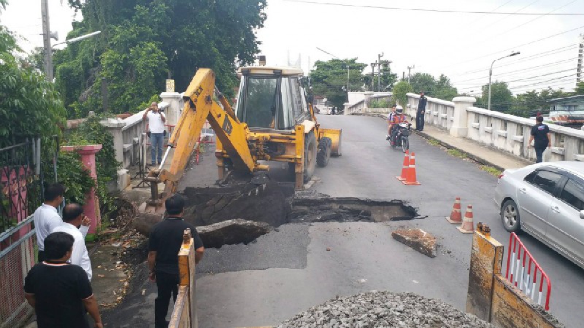 ปทุมธานี ทม.ลำสามแก้ว เร่งแก้ไขคอสะพานทรุดตัวของหมู่บ้านวังทองริเวอร์ปาร์ค
