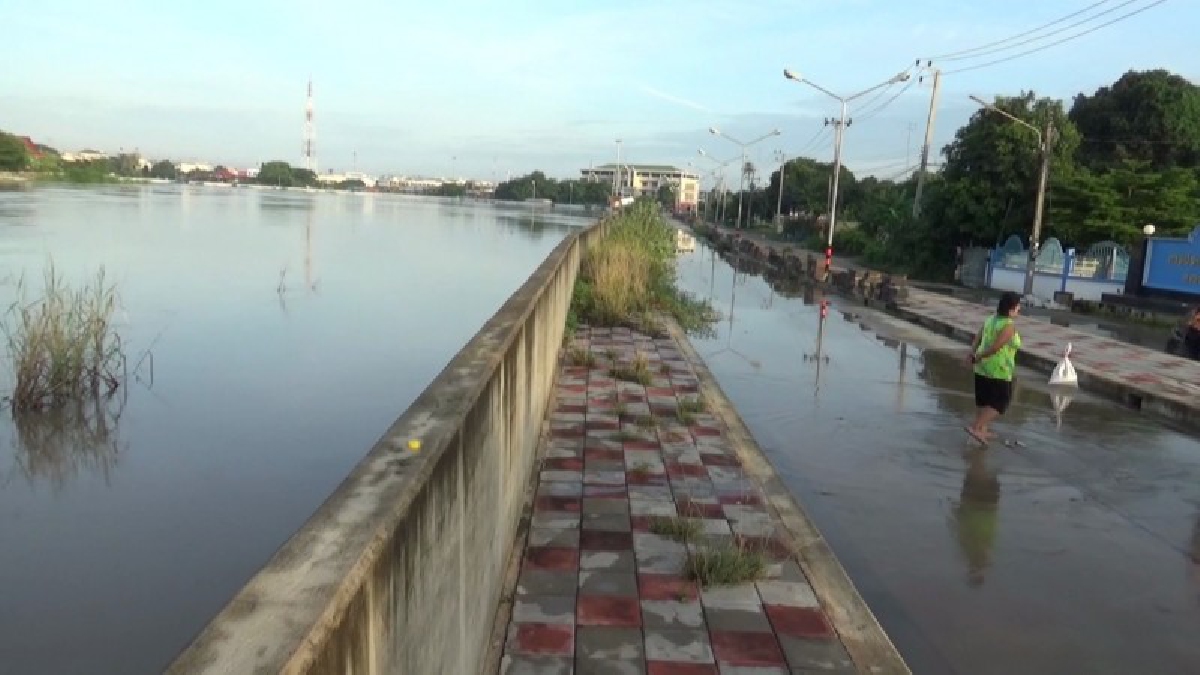อ่างทอง!! ระดับน้ำเจ้าพระยาเพิ่มสูงขึ้น เลยจุดวิกฤตเจ้าหน้าที่เทศบาลเมืองอ่างทองเร่งป้องกันเขตเศรษฐกิจ ศูนย์ราชการ