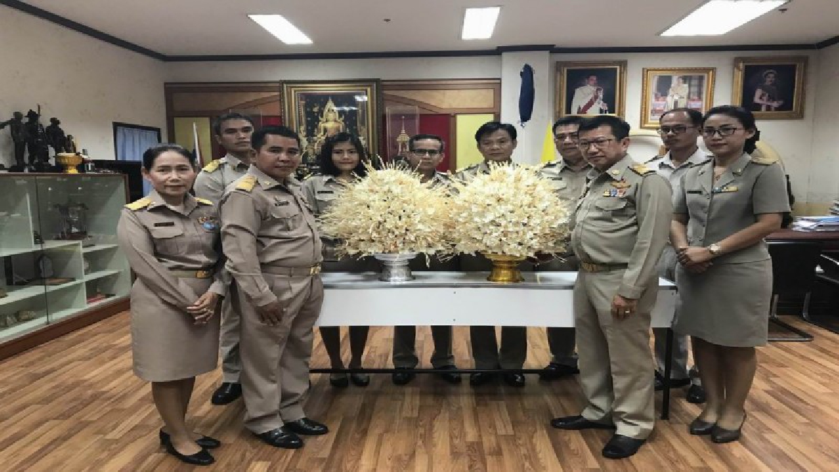 ศรีสะเกษ..!! พระเมรุมาศจำลอง กำหนดเสร็จ 12 ต.ค.เร่งคัดแยกดอกไม้จันทน์กว่า 1.3 ล้านดอก (มีคลิป)