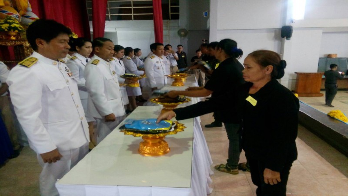 อำเภอพิมายมอบสิ่งของพระราชทาน โครงการจิตอาสาเฉพาะกิจ งานพระราชพิธีถวายพระเพลิงพระบรมศพ พระบาทสมเด็จพระปรมินทรมหาภูมิพลอดุลยเดช (ดูคลิป)
