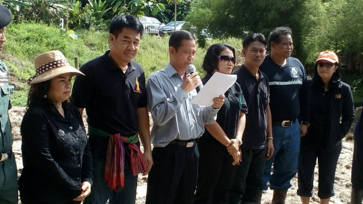 จ.สตูล . . เทศบาล ต.คลองขุด เป็นประธานในโครงการ ปลูกหญ้าแฝกริมลำห้วยถวายพ่อหลวง โดยมีชาวบ้าน ทหาร ตชด.436 เข้าร่วมนับ 100 คน