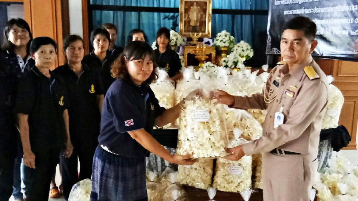 รวมพลังทำด้วยใจ!! ทัพเรือภาคที่ 1 ประดิษฐ์ดอกไม้จันทน์13,399 ดอกส่งมอบกรมกิจการพลเรือนทหารเรือ