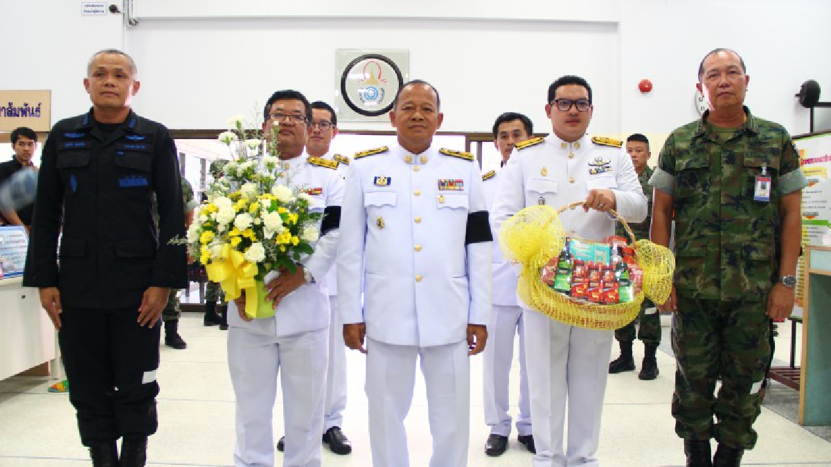 สมเด็จพระเจ้าอยู่หัวพระราชทานดอกไม้และตะกร้าสิ่งของพระราชทาน เยี่ยมทหารพรานเจ็บจากเหตุระเบิดในพื้นที่บาเจาะ