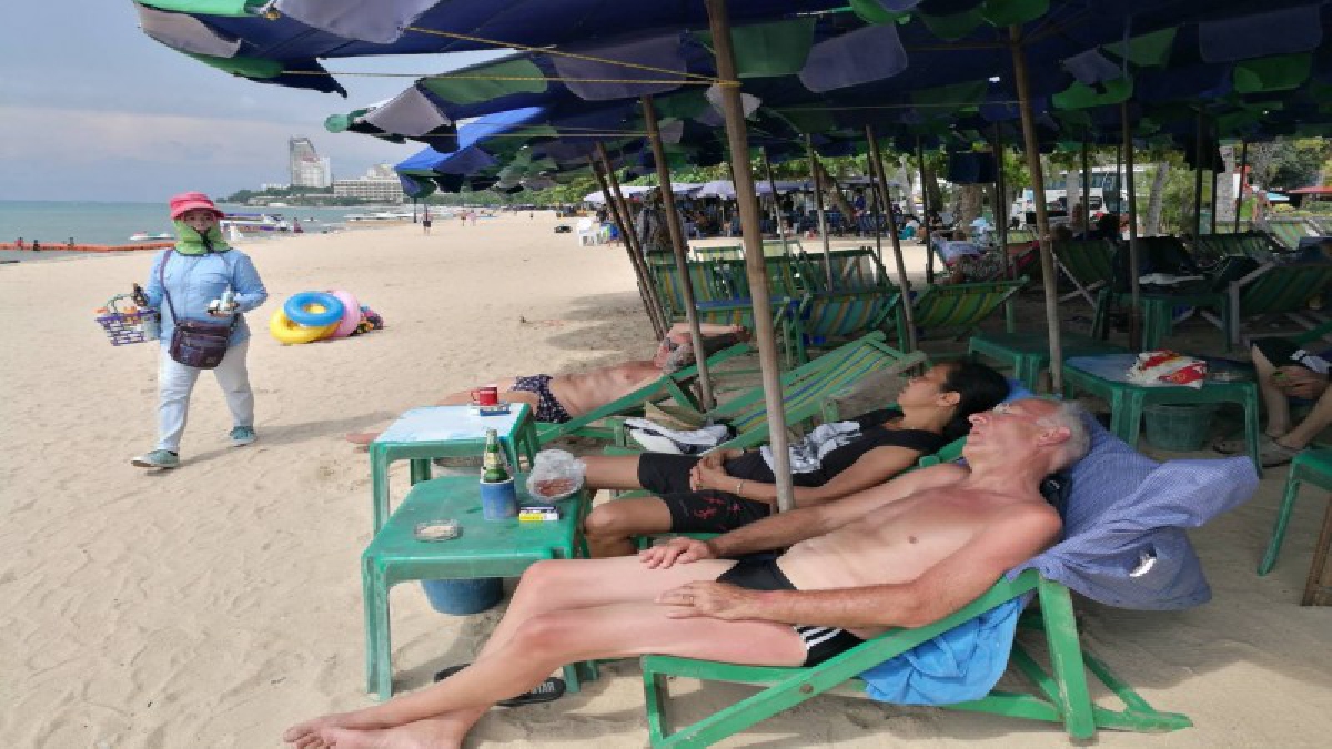 ภาพบรรยากาศ . . พัทยาห้ามสูบบุหรี่ชายหาด ปรับ 1 แสน จำคุก 1 ปี (มีคลิป)