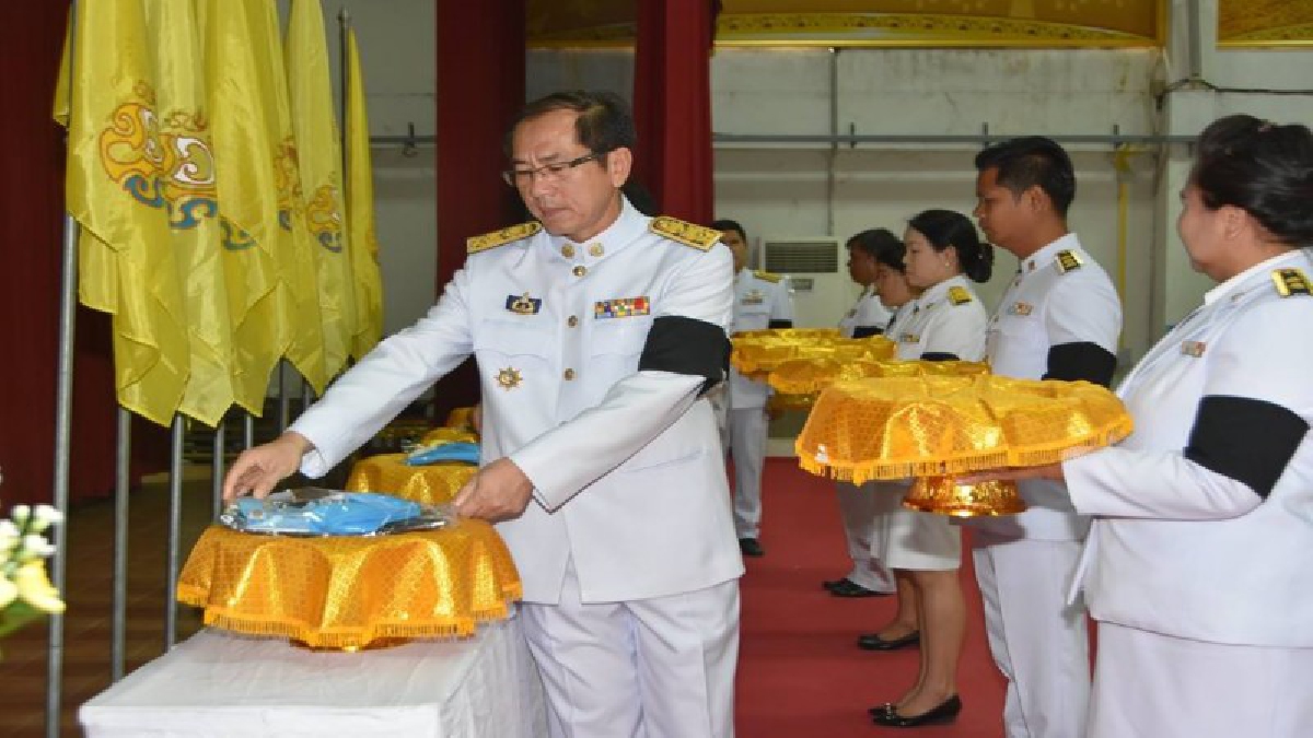 ศรีสะเกษ!! มอบสิ่งของพระราชทาน แก่จิตอาสาเฉพาะกิจ งานพระราชพิธีถวายพระเพลิงพระบรมศพ..!!