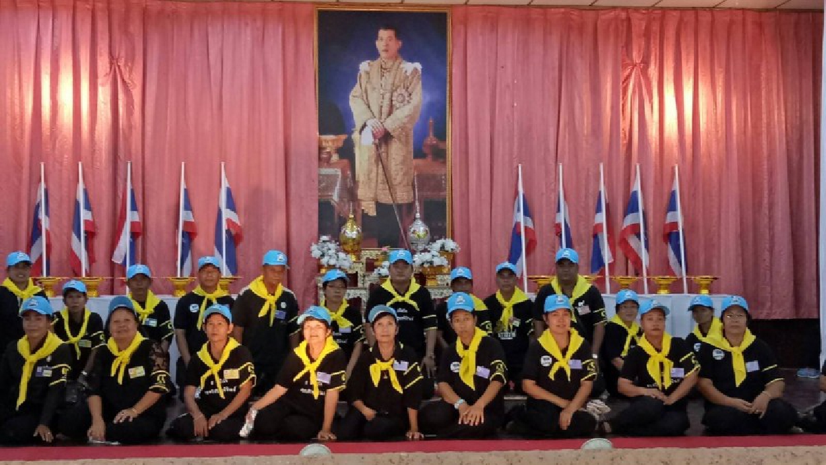 จิตอาสาเฉพาะกิจอำเภอสุไหงปาดีรับสิ่งของพระราชทาน เพื่อเตรียมปฏิบัติหน้าที่ในพิธีถวายดอกไม้จันทน์ ในพระราชพิธีถวายพระเพลิงพระบรมศพในหลวง ร.9