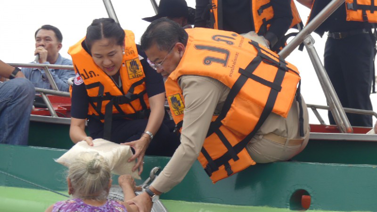 #ไม่นิ่งเฉย..!! พ่อเมืองลงเรือ มอบถุงยังชีพ ให้กำลังใจช่วยผู้ประสบภัยน้ำท่วม กระทบกว่า 2,510 หลังคาเรือน..!!