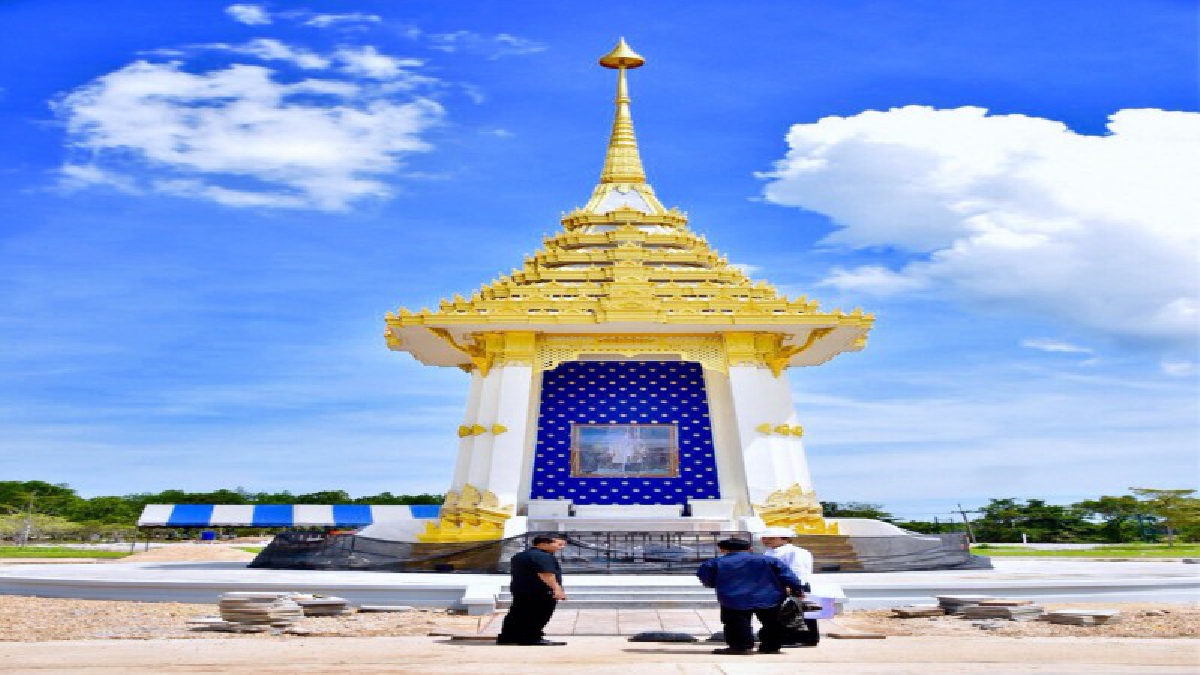 ชุมพร!! พระเมรุมาศจำลองเสร็จ 100% ยังเหลือเพียงการก่อสร้างในส่วนของเตาเผาดอกไม้จันทน์ที่กำลังมีการเทคอนกรีตฐานราก และเริ่มก่ออิฐตัวเตาเผา..!