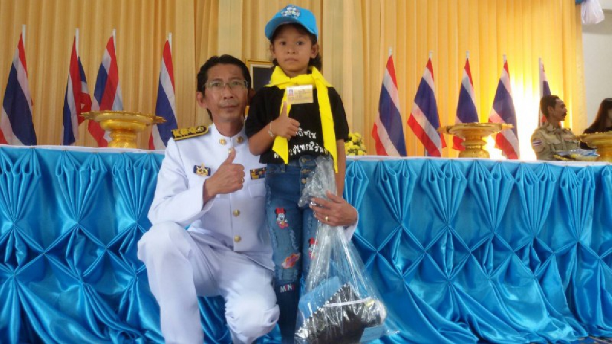 จิตอาสาฯจิ๋ววัย 8 ขวบ อำเภอลำทับ ขอร่วมทำความดีถวายพ่อหลวง ร.9 ในงานพระราชพิธีถวายพระเพลิงพระบรมศพ (ดูคลิป)