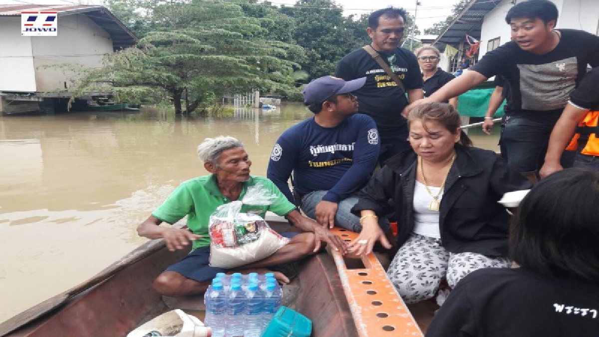 แบบนี้ ชาวบ้านเทใจให้!!ผกก.เมือง นำทีมกู้ภัยอุทัยธานี รุดแจกถุงยังชีพ “บ้านเนินแจง” หลังน้ำท่วม 6 วัน พึ่งมีหน่วยงานเข้าช่วยเหลือ