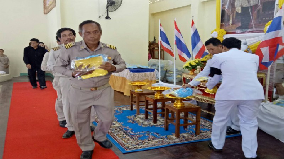 อ.กบินทร์บุรี แจกสิ่งของพระราชทานแก่จิตอาสา 1,687 คน ช่วยงานพิธีพระเพลิงพระบรมศพพระปรมินทรมหาภูมิพลอดุลเดช (ดูคลิป)