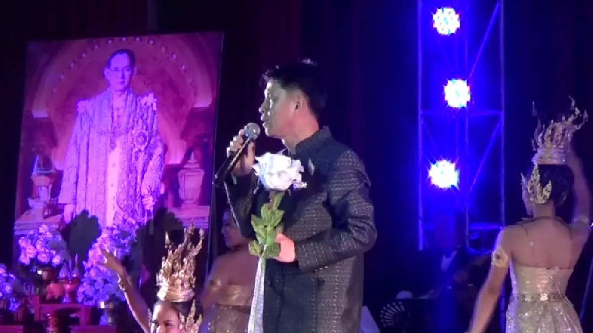 จังหวัดชลบุรี ร่วมกับสถาบันอุดมศึกษา จัดคอนเสิร์ต เพลงเพื่อพ่อ น้อมรำลึกถึงพระมหากรุณาธิคุณในหลวงรัชกาลที่ ๙ (ดูคลิป)