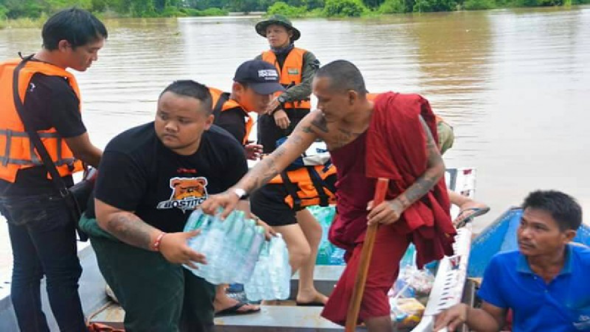 คนไทยไม่ทิ้งกัน !! กลุ่มจิตอาสา ศิษย์วัดจันทร์นิมิตแจกของช่วยผู้ประสบภัยน้ำท่วมครั้งที่ 5 ในรอบปี ที่ อ.หล่มสัก (มีคลิป)
