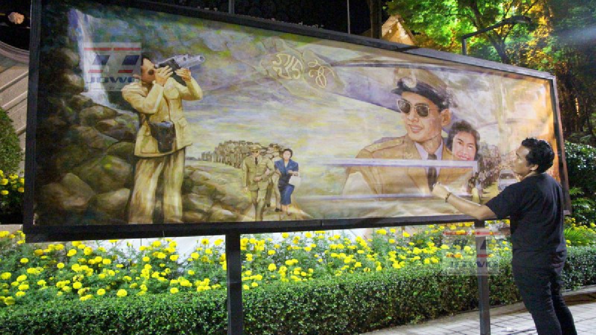 ธ สถิตย์ในดวงใจ..! จิตรกรชาวตรัง ทุ่มเงินส่วนตัวกว่า 2 แสนบาท บรรจงวาดภาพพระบรมสาทิสลักษณ์ ในหลวง ร.9 เพื่อเป็นการถวายความอาลัย