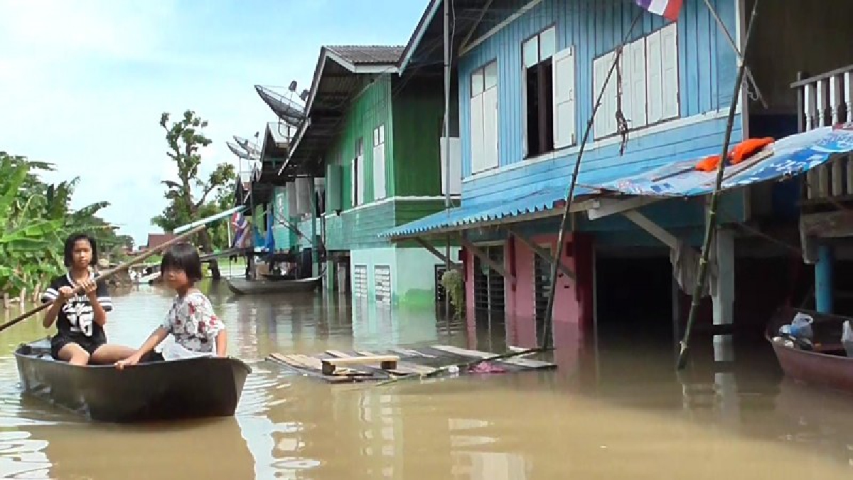 ชาวบ้านป่าโมก วอนหน่วยงานรัฐ สร้างสะพานทางเดินเข้าบ้านหลังถูกน้ำท่วมสูงกว่า 2 เมตร ทำให้ไม่สามารถอาศัยอยู่ชั้นล่าง..!?