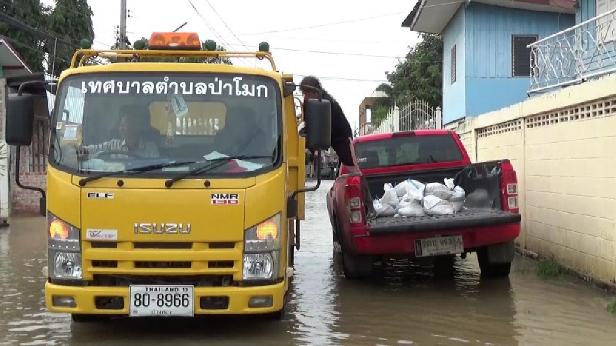 น้ำท่วมอีกแล้ว..!! น้ำทะลักเข้าเขตเศรษฐกิจป่าโมก จนท.เทศบาลระดมกำลังเร่งอุดรูรั่ว..!?