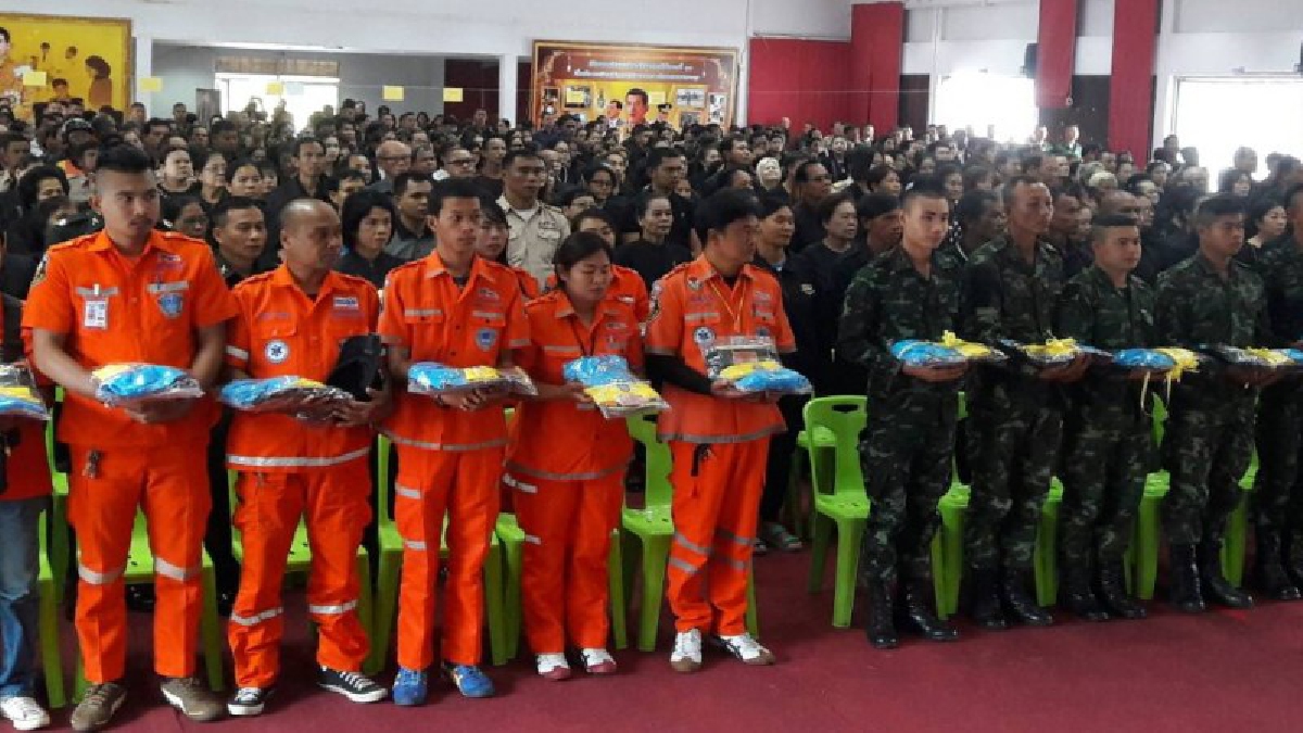 จิตอาสาเฉพาะกิจ อ.เมืองสุรินทร์ เข้าพิธีรับมอบสิ่งของพระราชทาน โครงการจิตอาสาเฉพาะกิจ "เราทำความดี ด้วยหัวใจ" รอบแรก (คลิป)