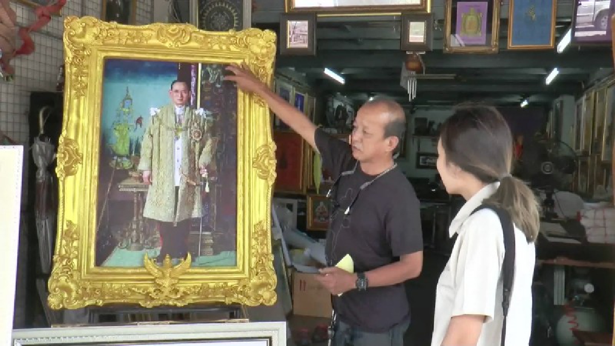 ร้านกรอบรูปที่โคราชคึกคัก ประชาชนแห่พระบรมฉายาลักษณ์ ธนบัตร และแสตมป์ที่ระลึกในหลวงรัชกาลที่ 9 ไปใส่กรอบเก็บไว้เป็นที่ระลึก