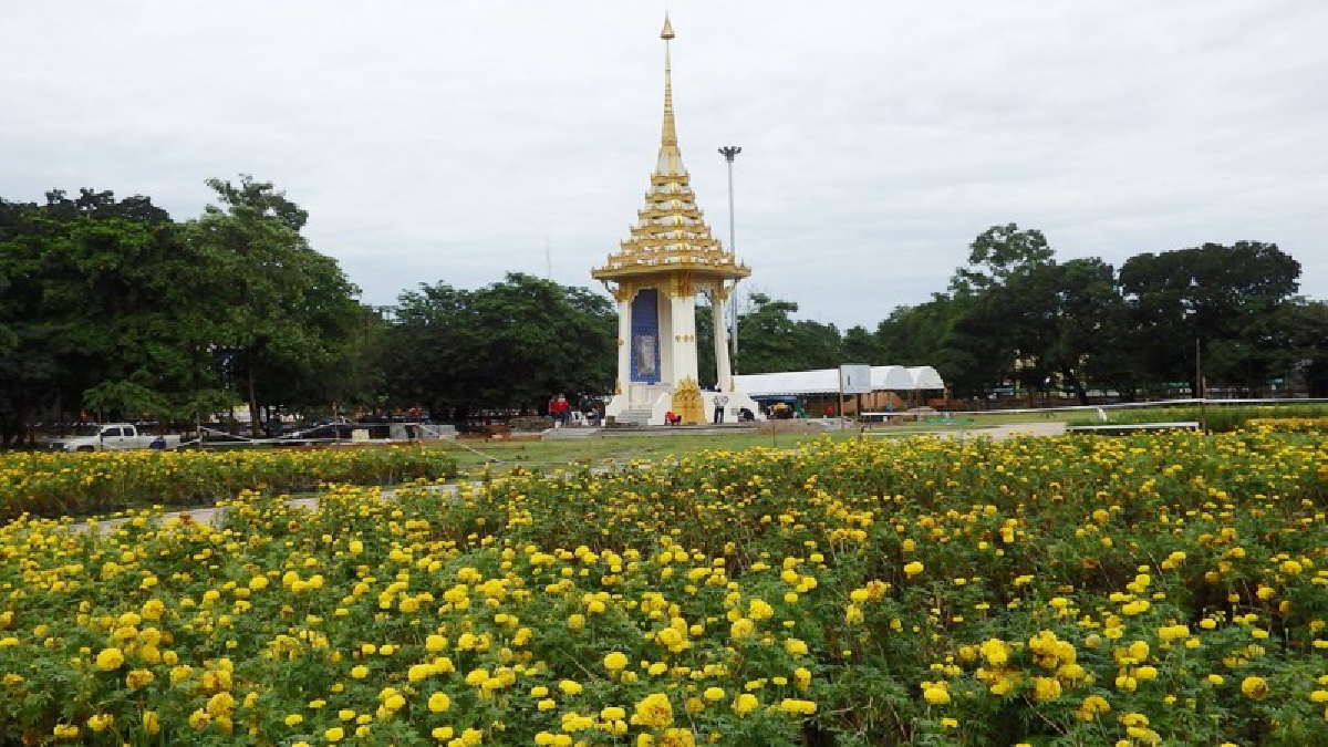 พระเมรุมาศจำลองที่นครพนมแล้วเสร็จ 100 เปอร์เซ็นต์ ด้านจิตอาสารับพระราชทานสิ่งของ (มีคลิป)