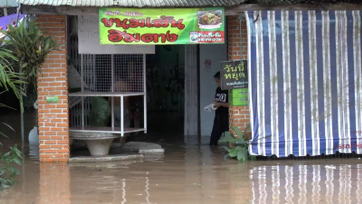 วิ่งเก็บของกันวุ่น!! ชาวบ้านเร่งเก็บของหนีน้ำอลม่าน หลังฝนตกหนักต่อเนื่อง น้ำแม่ต๋ำทะลักเข้าท่วมบ้านเรือนทรัพย์สินเสียหาย