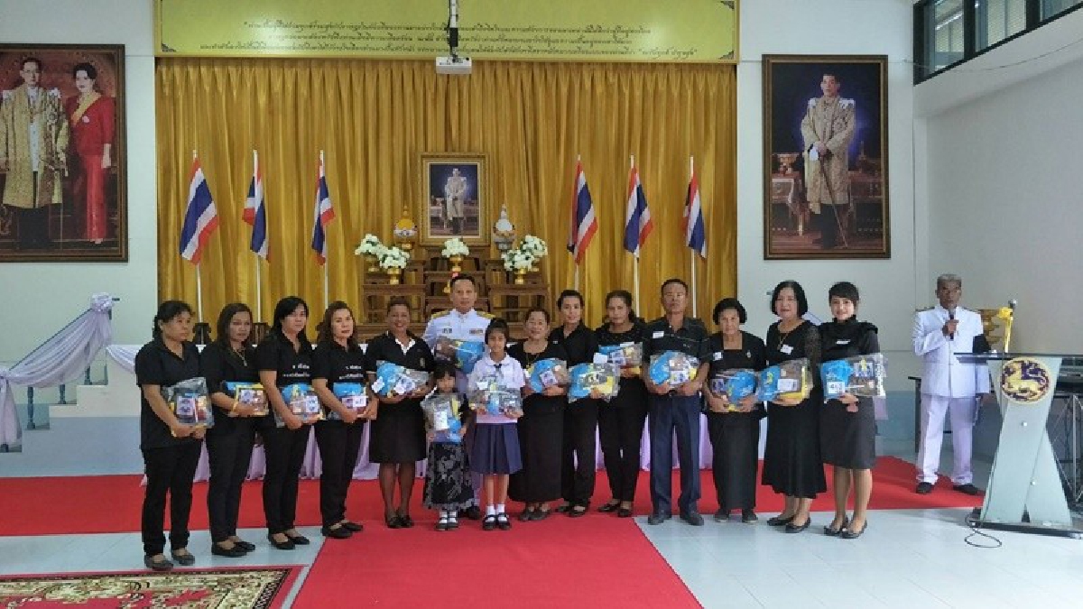 จิตอาสา อ.ท่าฉาง รับมอบสิ่งของพระราชทาน ปลาบปลื้มในพระมหากรุณาธิคุณ มีส่วนร่วมทำความดีในงานพระราชทานเพลิงพระศพในหลวง รัชกาลที่๙