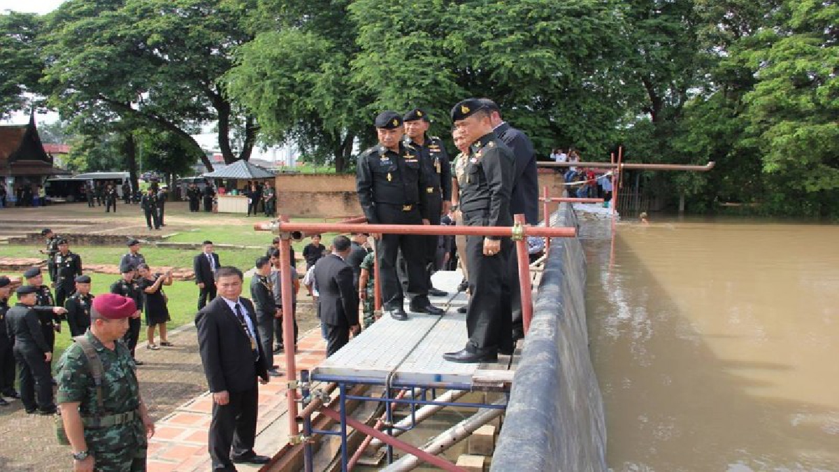 ศิลปากร เพิ่มแผงกั้นป้องกันน้ำท่วมขึ้นอีก 1 เมตร สูง 2.60 เมตร ระดมกำลังทหารช่วย เสริมแนวกำแพงป้องกันน้ำท่วมโบราณสถานวัดไชยวัฒนาราม