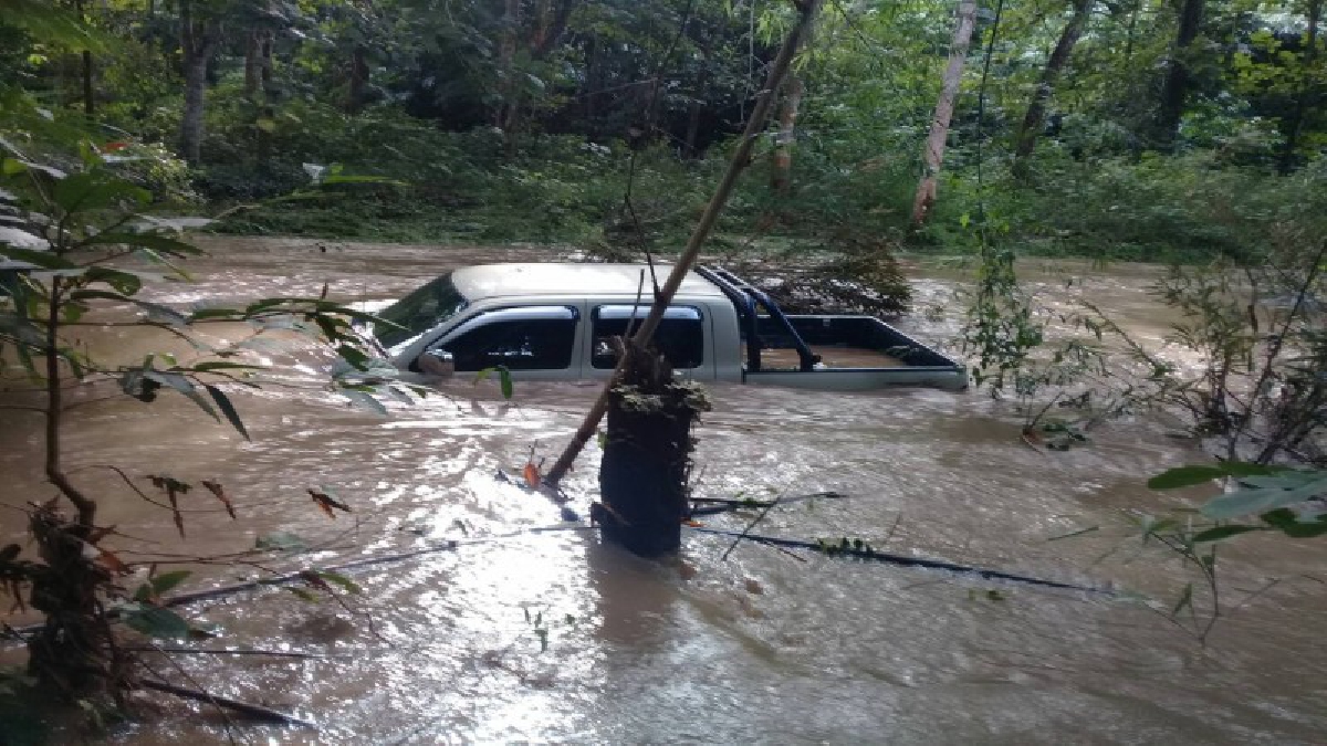 นาทีชีวิต !! ตร.ไทรโยตตามจับผู้ต้องหาฆ่าคนตาย ขับรถข้ามห้วยถูกน้ำป่าซัด จมมิดคัน โดดหนีตายขึ้นฝั่งหวุดหวิด