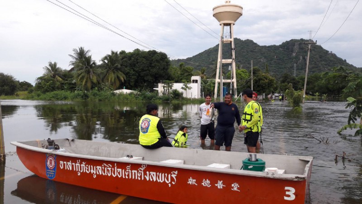 ลพบุรีอ่วม !! ชาวบ้านต้องขนของหนีน้ำกันจ้าละหวั่น หลังน้ำทะลักท่วมพื้นที ต.เขาพระงาม (ดูคลิป)
