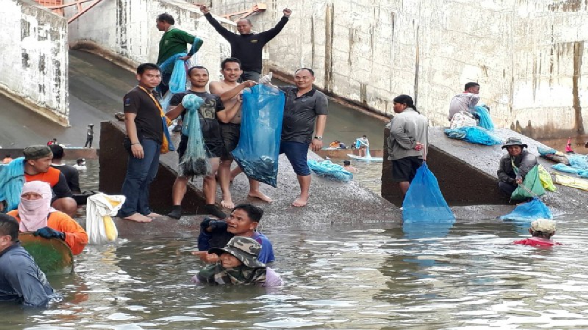 เขื่อนลำปาวปิดประตูระบายน้ำ ช่วยแม่น้ำชีล้นตลิ่ง ชาวบ้านแห่จับปลาคึกคัก เตือน 3 อำเภอติดแม่น้ำชีเฝ้าระวังจุดเสี่ยงตลอด 24 ชม. (คลิป)