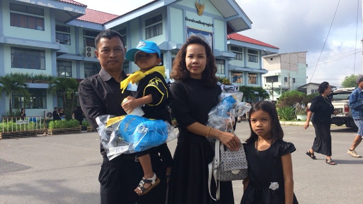 หนูน้อยวัย 3 ขวบ และจิตอาสาชาวเมืองสุราษฎร์ฯ เข้ารับของพระราชทาน พร้อมปฏิบัติภาระกิจในงานพระราชทานเพลิงพระศพในหลวงรัชกาลที่๙ (มีคลิป)