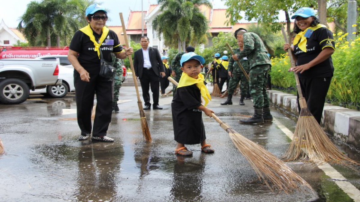 พ่อเมืองช้าง! นำจิตอาสาเฉพาะกิจกว่า 400 ชีวิต ร่วมทำความสะอาดปรับปรุงภูมิทัศน์ โดยรอบบริเวณสถานที่ก่อสร้างพระเมรุมาศจำลอง (คลิป)