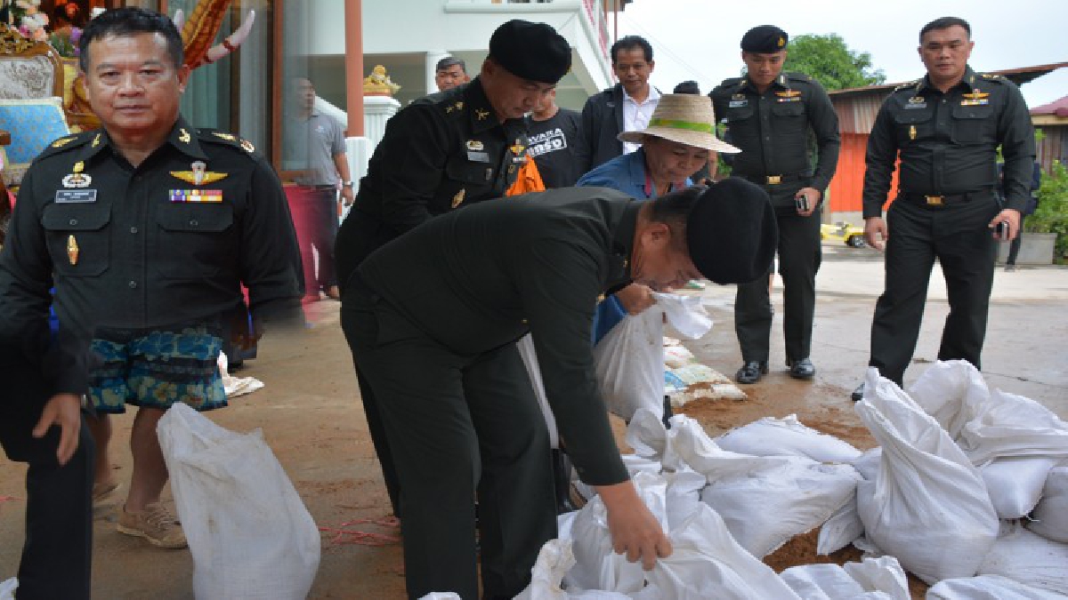 ทหารอยู่เคียงข้างประชาชน!! ผบ.ปืนใหญ่ฯส่งกำลังทหารเข้าลงพื้นที่ช่วยกรอกกระสอบทรายกั้นน้ำกันน้ำท่วมตลาดบางน้ำเชี่ยว