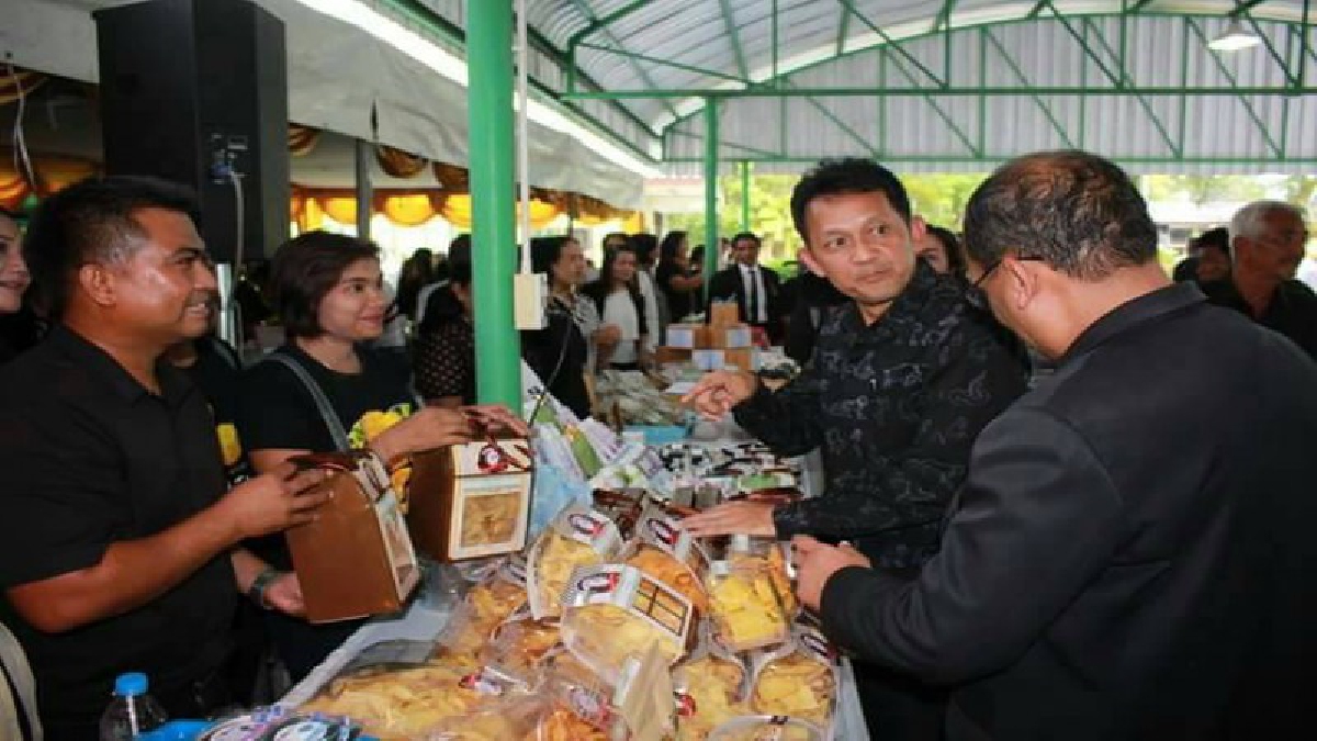 เศรษฐกิจรากฐานคนไทย!! ผู้ว่าฯเมืองคอนเป็นปลื้ม “โครงการ 9101 ตามรอยเท้าพ่อ”ภายใต้ร่มพระบารมีฯ สร้างเศรษฐกิจรากฐานให้กับสังคมไทยอย่างแท้จริง