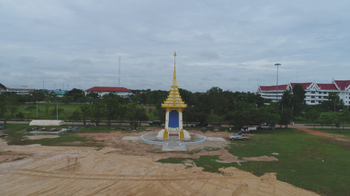 อำนาจเจริญ!! 2พระเมรุมาศจำลองแล้วเสร็จ 100 เปอร์เซ็นต์ คงเหลือการก่อสร้างถานที่เผาดอกไม้จันทน์ และตกแต่งบริเวณโดยรอบด้วยดอกดาวเรือง