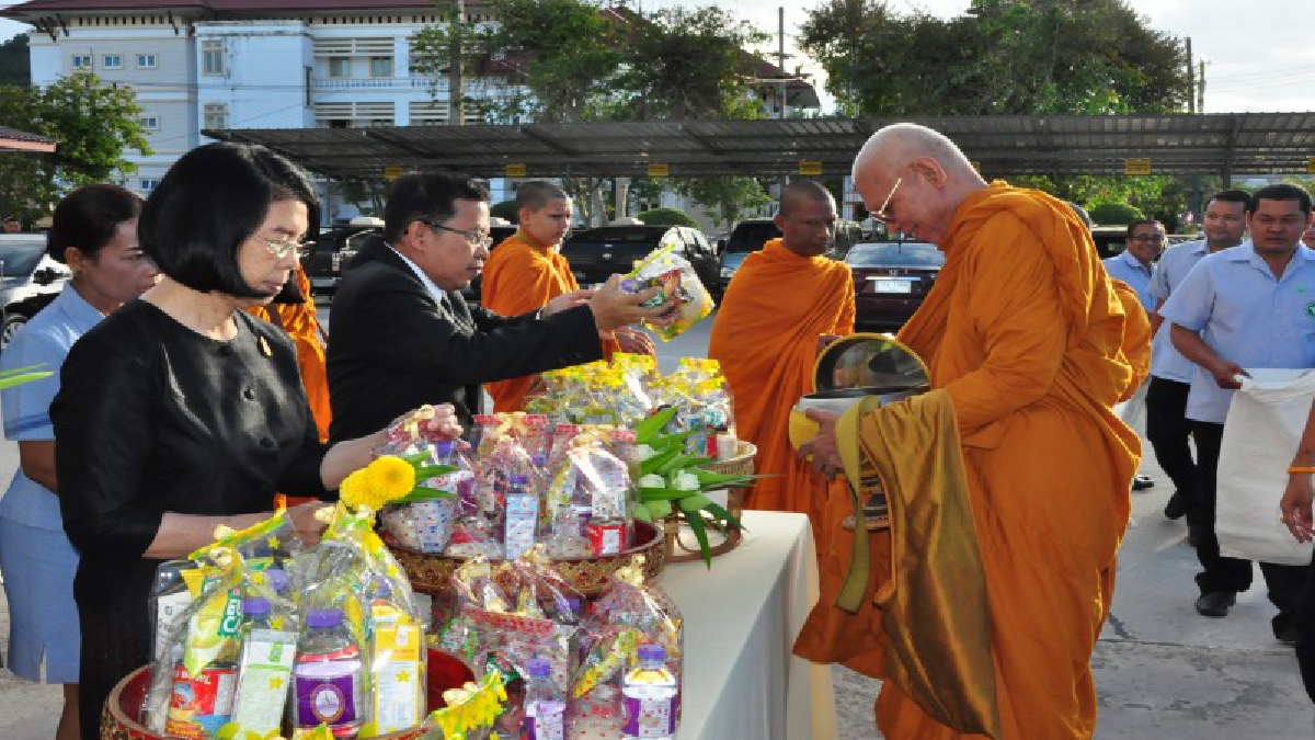 เจ้าหน้าที่สาธารณสุขจังหวัดพัทลุง ตักบาตรถวายเป็นพระราชกุศลแด่พระบาทสมเด็จพระปรมินทรมหาภูมิพลอดุลยเดช..!?