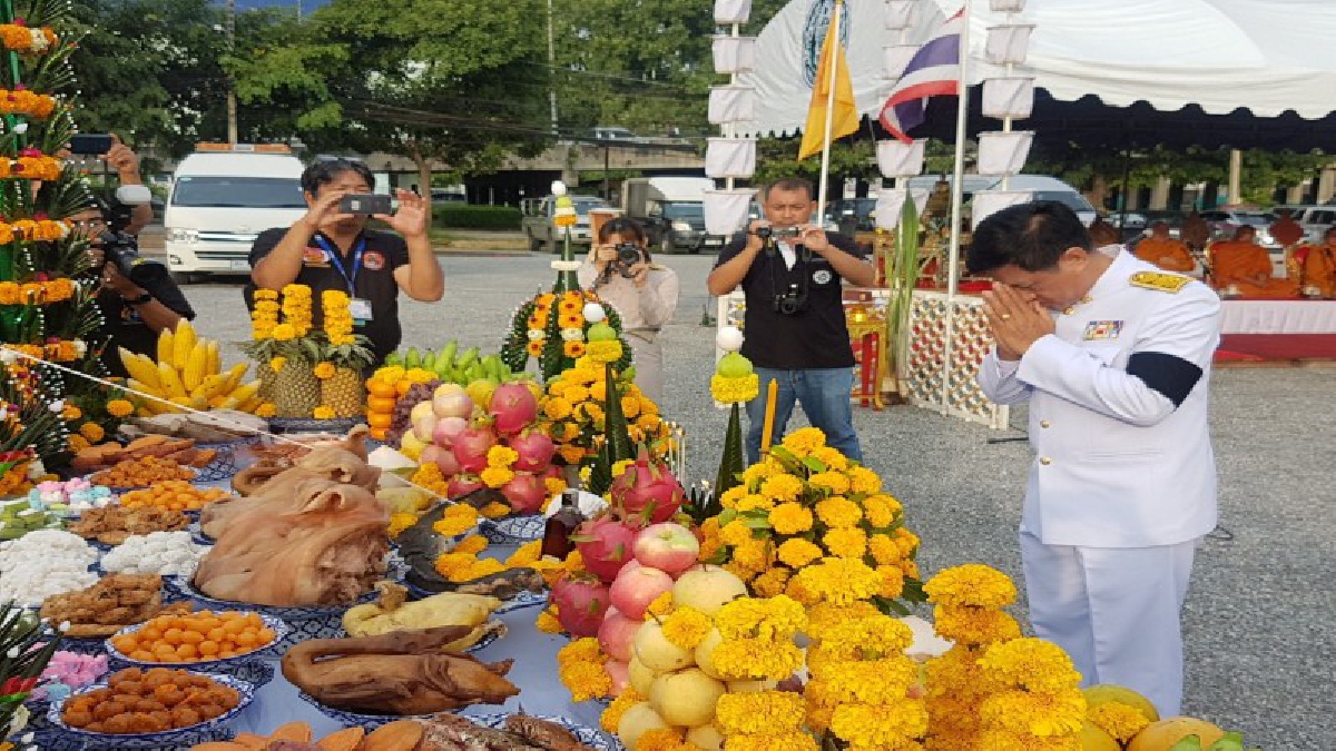 อ่างทอง!! จัดพิธีพิธีบวงสรวงพระเมรุมาศจำลอง เพื่อใช้ในงานพระราชพิธีถวายเพระเพลิงพระบรมศพพ่อหลวง ร.9