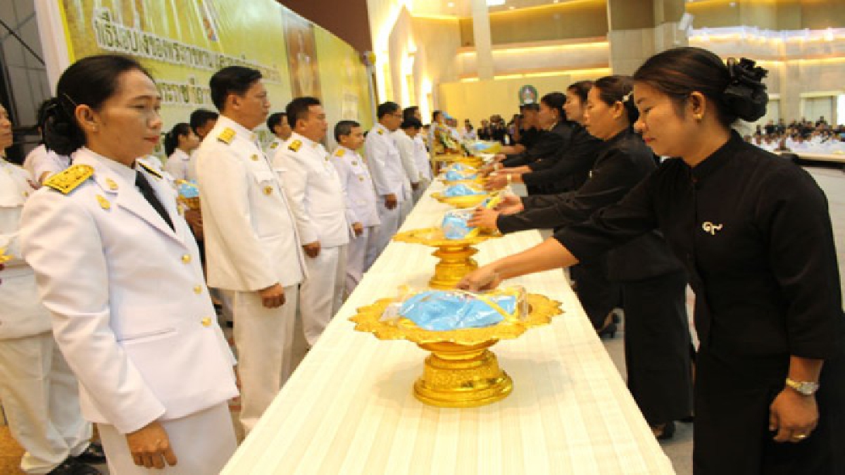 จิตอาสาเฉพาะกิจกว่า 2,000 คน เข้ารับสิ่งของพระราชทานงานพระราชพิธีถวายพระเพลิงพระบรมศพฯ