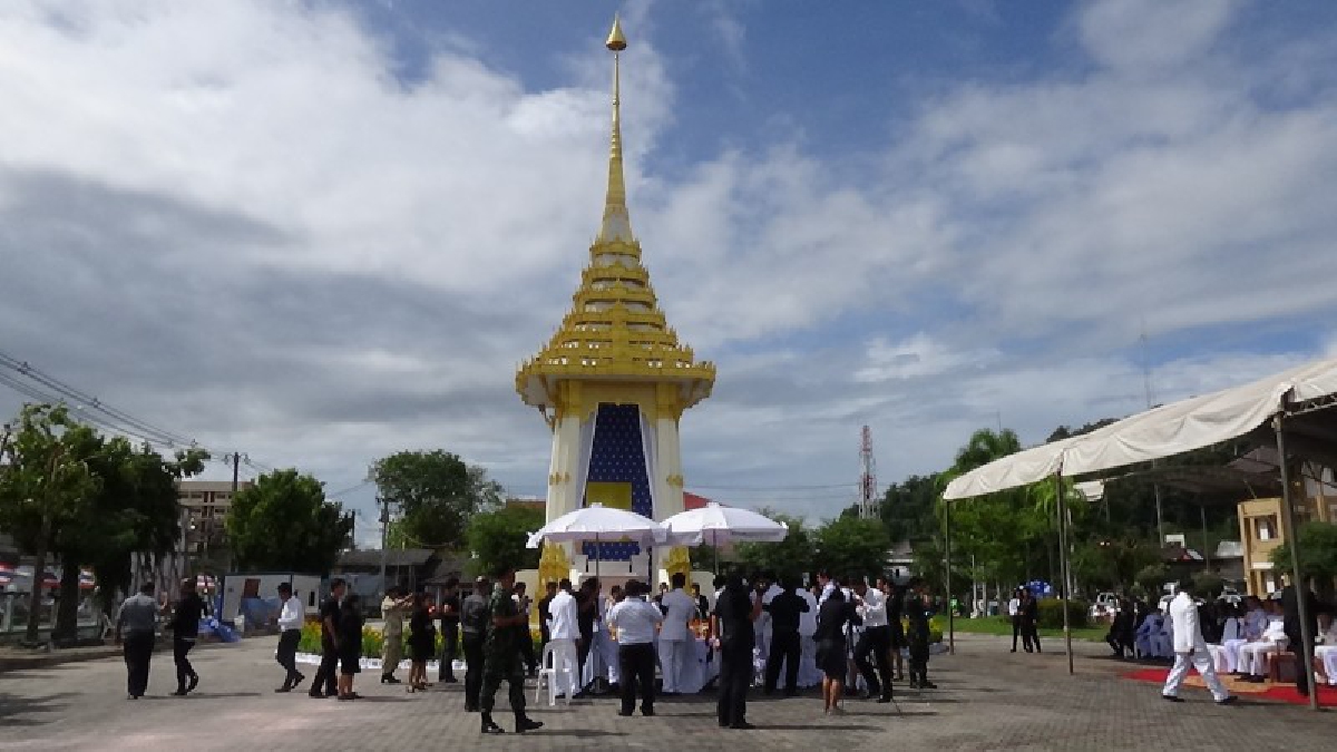 ตะลึงกันทั้งงาน..!! สตูลทำพิธีบวงสรวง พระเมรุมาศจำลอง จู่ๆท้องฟ้าที่มืดครึ้ม คล้ายฝนจะตก กลับหายวับในพริบตา ท้องฟ้าสดใสขึ้นมาแทน!?