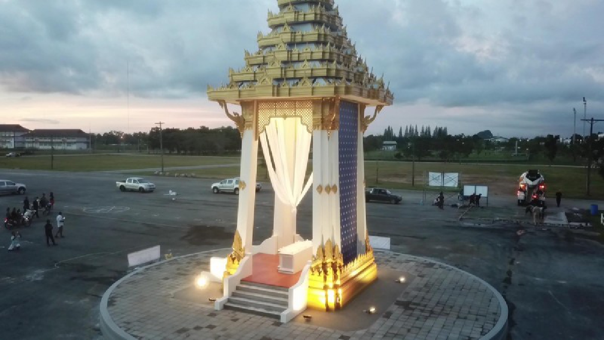 บรรยากาศยามค่ำคืน ! การสร้างพระเมรุมาศจำลอง จ.ตรัง เสร็จสิ้น 100 % แล้ว โดยมีปชช.ให้ความสนใจไปชม และถ่ายรูปกันเป็นจำนวนมาก