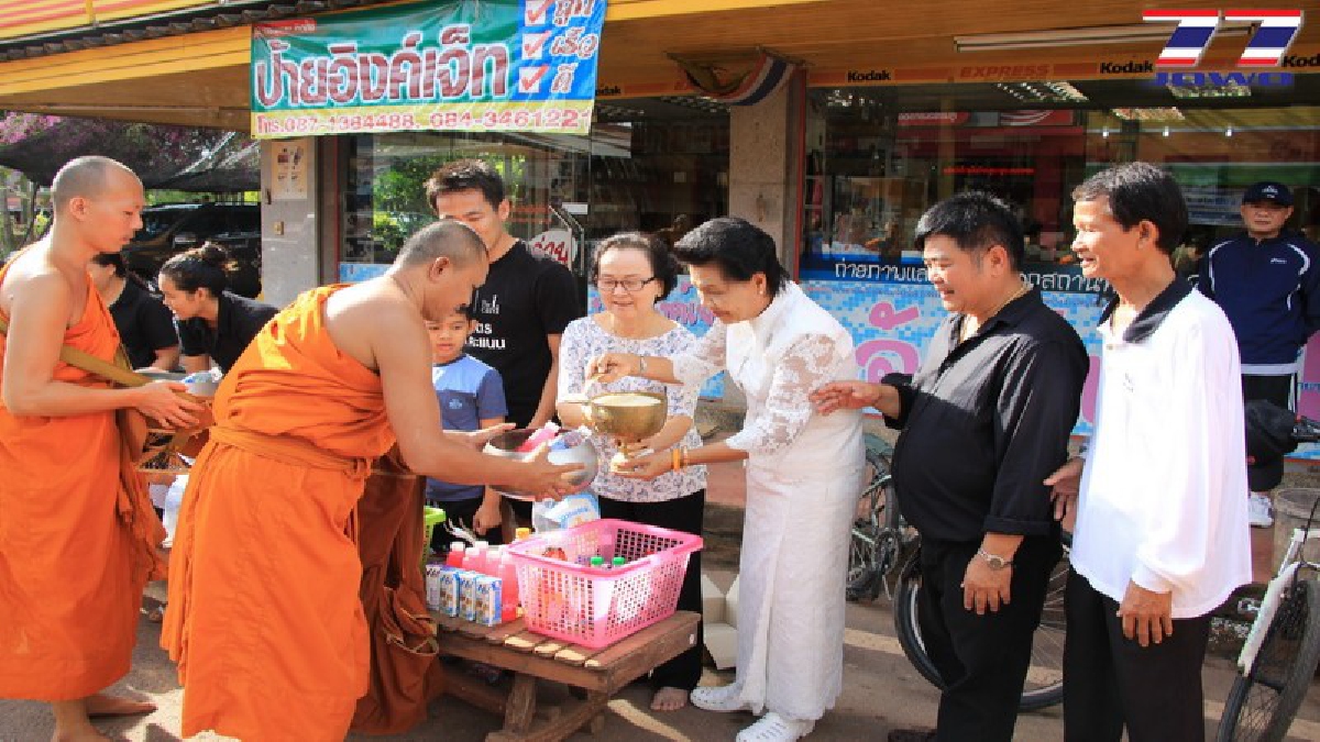 ประชาชนชาวอำเภอประจันตคามใส่บาตรอาหารแห้งเพื่อถวายเป็นพระราชกุศลในหลวง ร.9