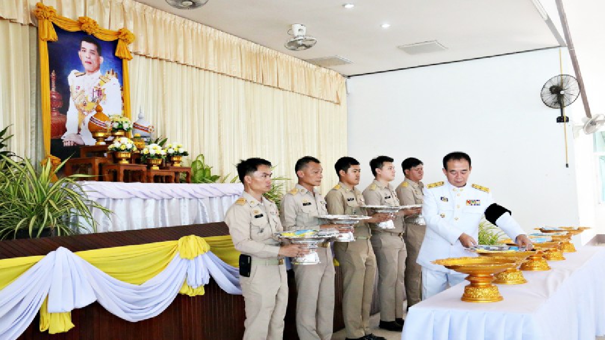 ประชาชนจิตอาสาพื้นที่สัตหีบเข้ารับสิ่งของพระราชทานหน้าพระฉายาลักษณ์สมเด็จพระเจ้าอยู่หัว
