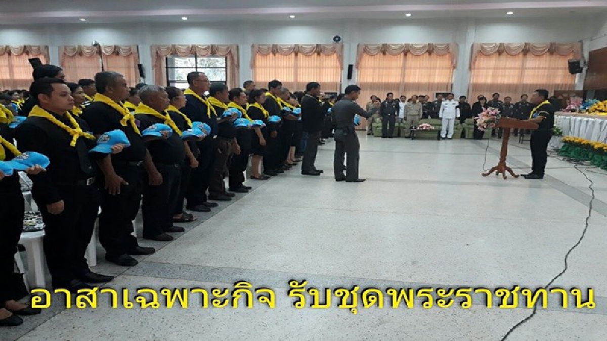 ตำรวจ อาสากู้ภัย ผู้นำชุมชน และประชาชนชาวลำปางได้เข้าร่วมพิธีรับมอบสิ่งของพระราชทานประชาชนจิตอาสาเฉพาะกิจ(มีคลิป)
