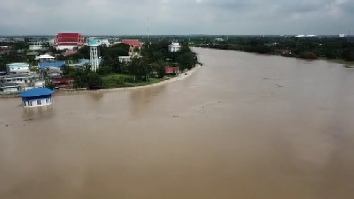 อ่างทอง!! เร่งสร้างคันป้องกันน้ำเจ้าพระยาทะลักข้ามถนนหลังยังคงเพิ่มระดับต่อเนื่อง..!?