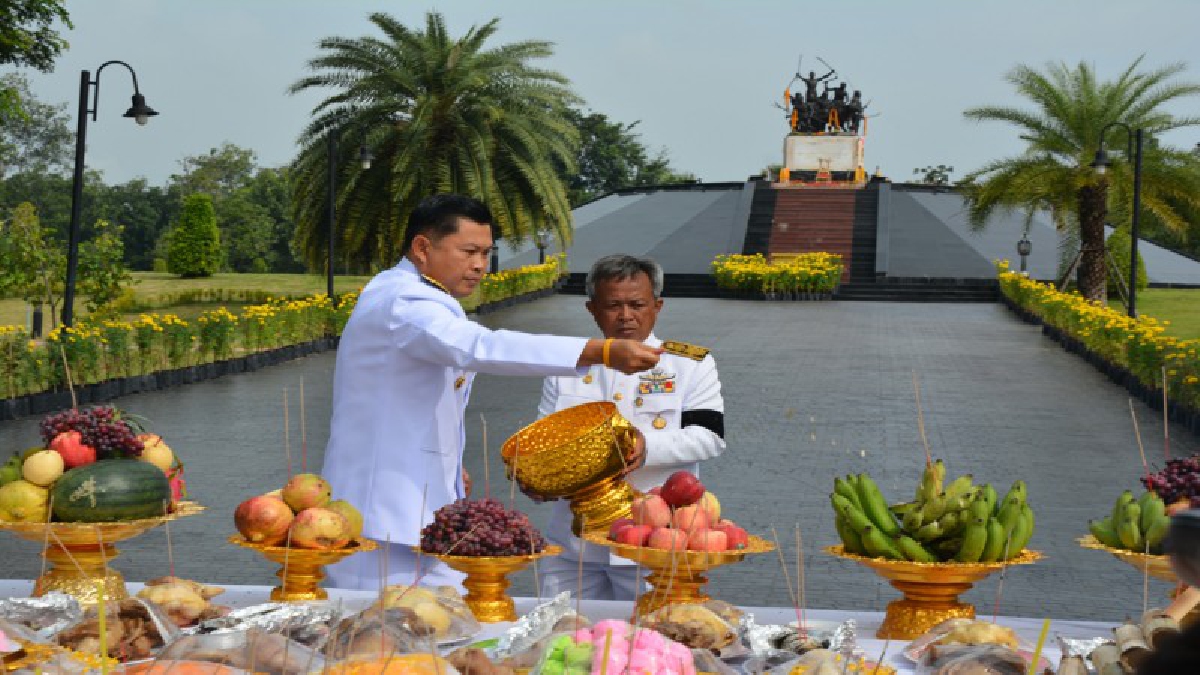 ค่ายบางระจัน !! จัดพิธีบวงสรวงอัญเชิญซุ้มถวายดอกไม้จันทน์ ใช้ในงานพระราชพิธีถวายพระเพลิงพระบรมศพพระบาทสมเด็จพระปรมินทรมหาภูมิพลอดุลยเดช