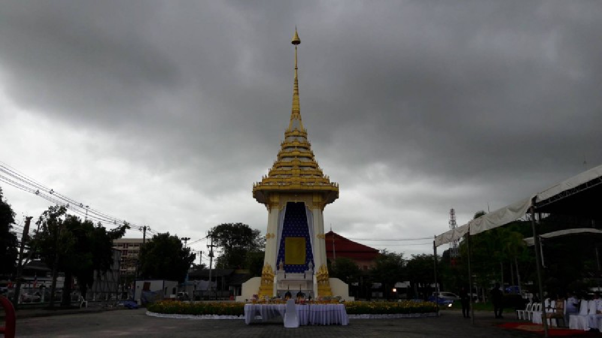 สุดอัศจรรย์..!! ด้วยพระบารมี ในหลวง ร.9 ท้องฟ้าเปิดขณะทำพิธี บวงสรวงพระเมรุมาศจำลอง (มีคลิป)