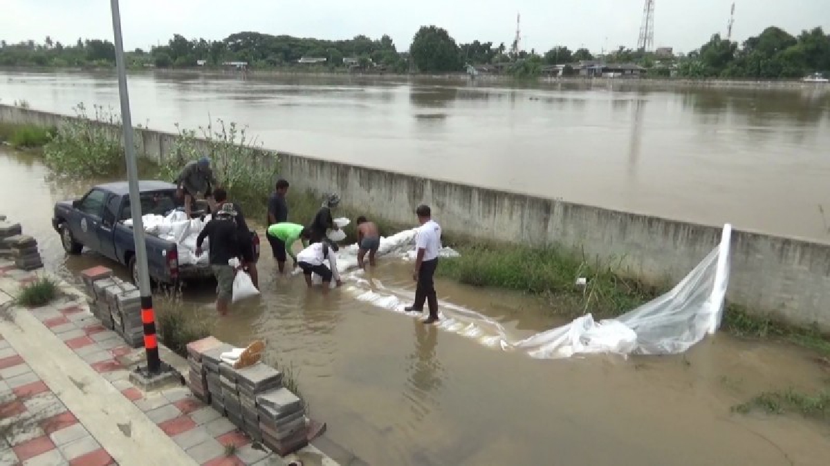อ่างทอง!! น้ำเจ้าพระยามีปริมาณเพิ่มสูงขึ้นอย่างต่อเนื่อง เขตเศรษฐกิจศูนย์ราชการยังคงน่าเป็นห่วง และยังรั่วซึมไหลเข้าบ้านเรือนประชาชนหลายจุด