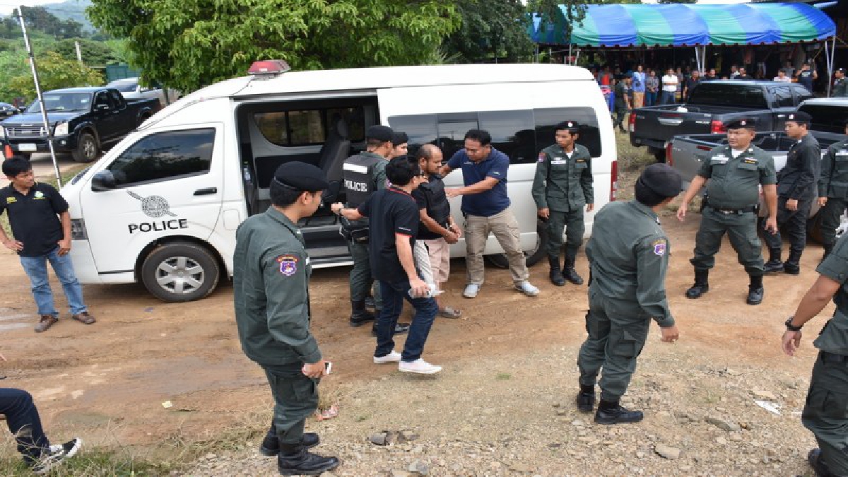 หวิดประชาทัณฑ์ !! ตร.ไทรโยค คุมตัวผู้ต้องหายิงเลขานายกฯอบต.บ้องตี้ ทำแผน ญาติเดือดจัดวิ่งกรูกันเข้ามาด้วยความโกรธแค้น (ดูคลิป)