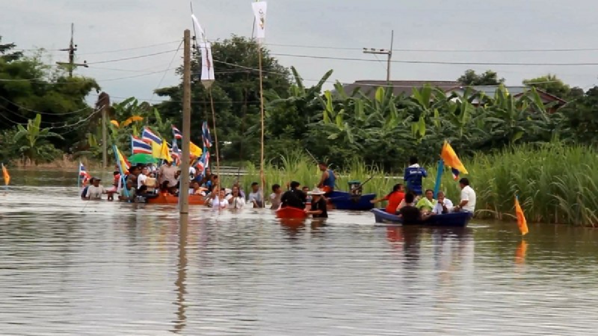 ชาวบ้านค่ายชัยภูมิ จัดขบวนแห่นั่งเรือทอดกฐินฝ่าน้ำท่วมสูงกว่า 2 เมตร ถวายวัดอย่างทุลักทุเล จนทำบุญได้สำเร็จ (ดูคลิป)