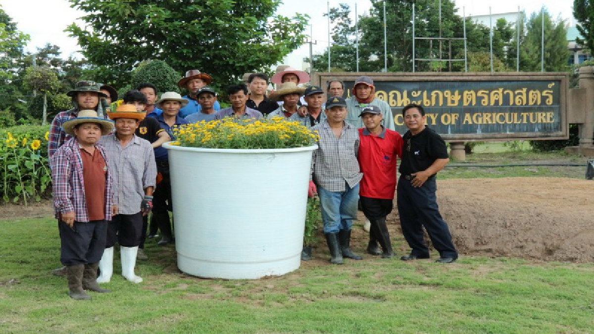 ม.อุบลฯ ปลูกเบญจมาศ ในกระถางใหญ่ที่สุดในโลก ถวายอาลัย “พ่อหลวง ร.9” (ดูคลิป)