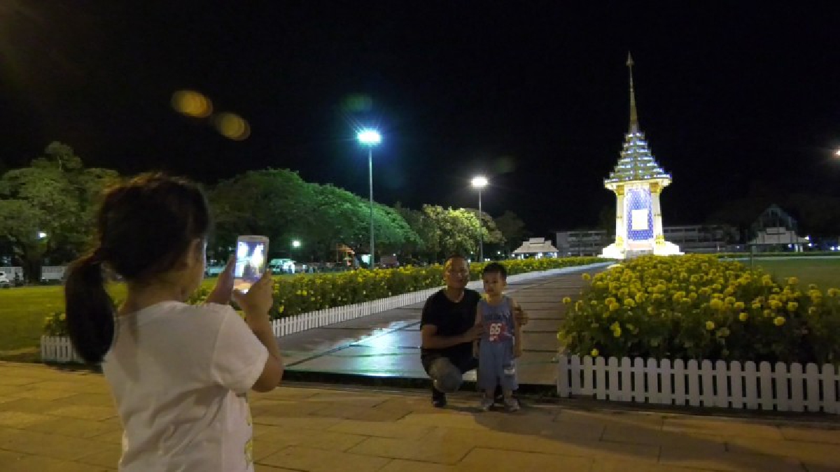ผู้ว่าฯตรวจพระเมรุมาศจำลอง พบสมบูรณ์แล้ว 100 % ขณะชาวตราดแห่ถ่ายรูปเป็นที่ระลึก